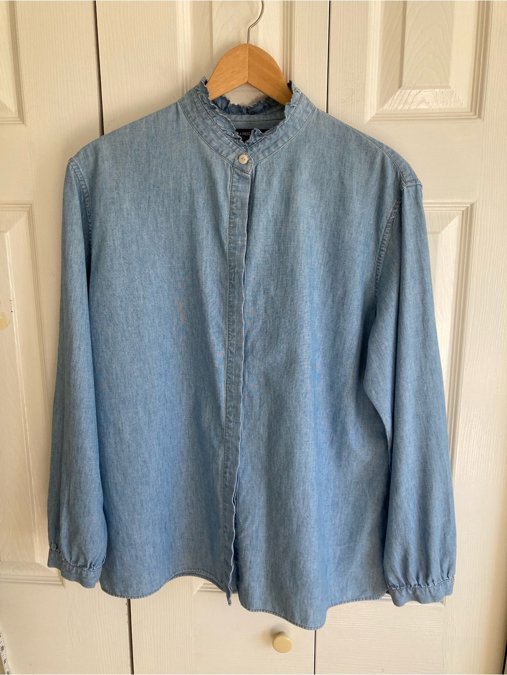 Ines de la Fressange for UNIQLO Chambray Button Up Size Large